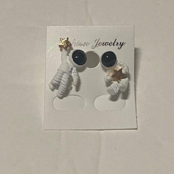 925 Sterling Sliver Asymmetric Astronaut Star Earrings Women’s Stud Spaceman - Picture 3 of 5